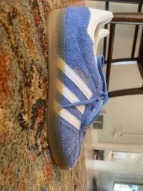 adidas Gazelle women’s Sneakers in Blue and White with Gum Sole